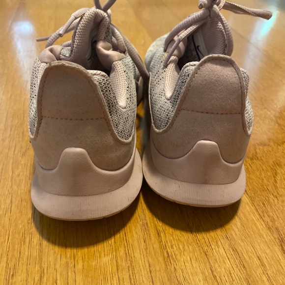 Nike tennis shoes - Picture 1 of 4